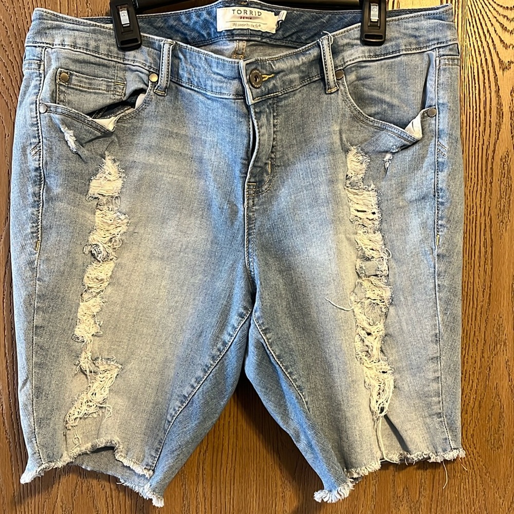 🏷️ 3/$40 Torrid Boyfriend Fit Longer Distressed Shorts Light Wash Size 16